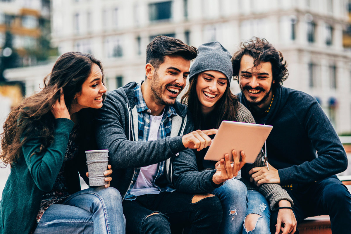 grupo jovenes millennials